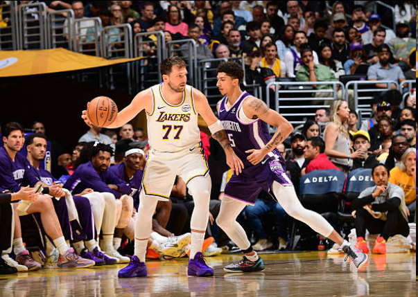 九游网页版-东契奇近3战场均31.7分命中率57%!赛后谈外界批评:我尽量不理会